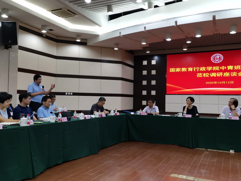 福建调研团在闽江学院调研了应用型本科高校的特色发展情况。习近平总书记在福建工作期间,曾有6年兼任闽江学院校长,并且创造性地提出了“不求最大,但求最优,但求适合社会需要”的办学定位。多年来,该校秉承这一理念,坚持探索应用型发展之路。图为福建调研团学员在闽江学院座谈会上提问。 福建调研团在闽江学院调研了应用型本科高校的特色发展情况。习近平总书记在福建工作期间,曾有6年兼任闽江学院校长,并且创造性地提出了“不求最大,但求最优,但求适合社会需要”的办学定位。多年来,该校秉承这一理念,坚持探索应用型发展之路。图为福建调研团学员在闽江学院座谈会上提问。