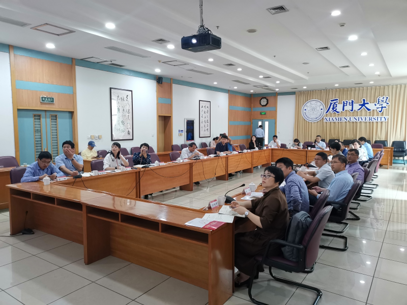 福建团调研的厦门大学和集美大学,都留下了爱国华侨领袖陈嘉庚的深刻印记。厦门大学创办至今始终坚持研究型大学定位,目前在生物医药、海洋科学等多个领域为服务国家重大战略需求做出贡献。集美大学则由陈嘉庚所创办的师范、水产、商科等专科学校合并组建,至今保持校董会制度,充分利用地域优势与行业资源,在航海、水产等领域探索出特色发展的办学道路。图为福建调研团听取厦门大学相关部门介绍情况。 福建团调研的厦门大学和集美大学,都留下了爱国华侨领袖陈嘉庚的深刻印记。厦门大学创办至今始终坚持研究型大学定位,目前在生物医药、海洋科学等多个领域为服务国家重大战略需求做出贡献。集美大学则由陈嘉庚所创办的师范、水产、商科等专科学校合并组建,至今保持校董会制度,充分利用地域优势与行业资源,在航海、水产等领域探索出特色发展的办学道路。图为福建调研团听取厦门大学相关部门介绍情况。