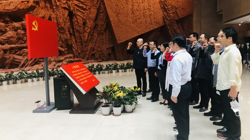 安徽团在渡江战役纪念馆重温入党誓词。 安徽团在渡江战役纪念馆重温入党誓词。