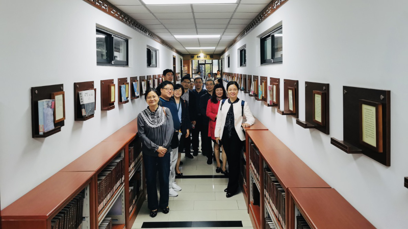 安徽团实地体验安徽大学法学院学院文化建设情况。(撰稿:一班宣传委员、中国教育报刊社首席记者 高靓;统稿:大班宣传委员、教育部办公厅新闻处处长 陈星;审稿:分班主任、学院社会科学教研部 郝富军) 安徽团实地体验安徽大学法学院学院文化建设情况。(撰稿:一班宣传委员、中国教育报刊社首席记者 高靓;统稿:大班宣传委员、教育部办公厅新闻处处长 陈星;审稿:分班主任、学院社会科学教研部 郝富军)