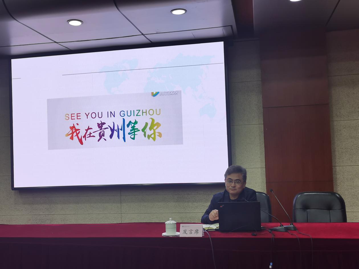 二班的玄海波局长（河北省迁安市教育局）介绍了迁安学前教育与集团化办学的经验。光彩教育集团在组建形式上为国企所有，在管理模式上为统一管理，在政策上保证投入。这种办学模式取得了很好的成效。为我们探索集团化办学提供了借鉴。