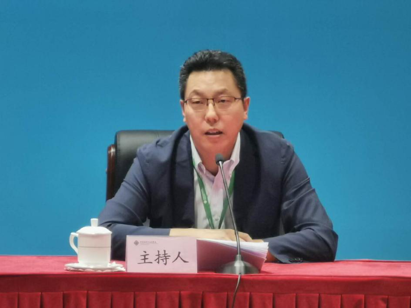 三班学员、教育部教育装备研究与发展中心标准与质量处处长张耀东主持第三次文化沙龙。