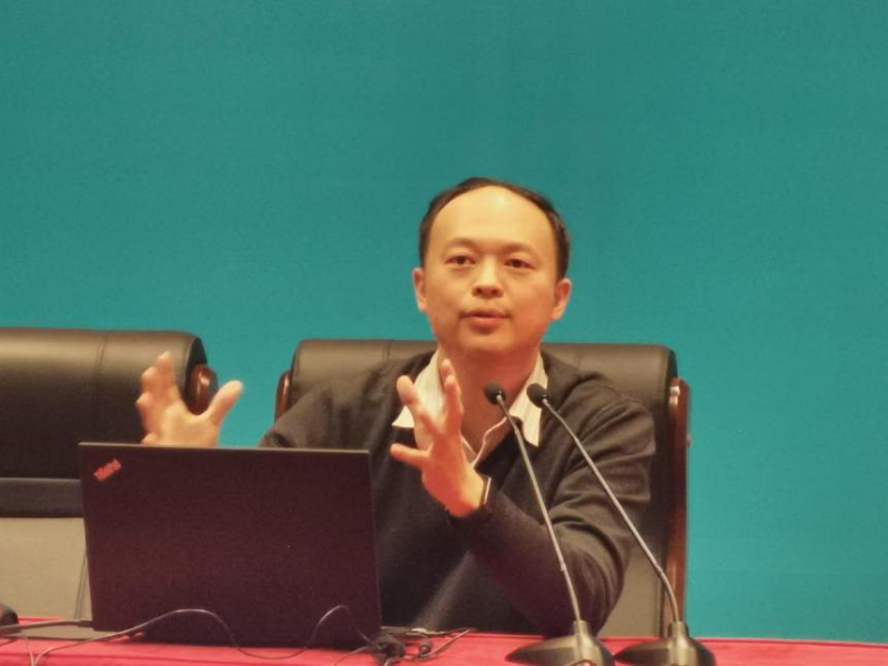 三班学员、中央音乐学院人事处处长、党委教师工作部部长柯扬以“漫谈古典音乐欣赏”为题，从音乐欣赏中的情绪情感体验和悬念心理两方面与大家分享了如何感悟古典音乐的美，让学员们感受到音乐艺术的丰富内涵和精神价值。
