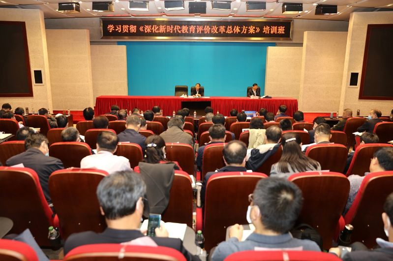 11月10日下午，教育部党组成员、副部长孙尧走进“学习贯彻《深化新时代教育评价改革总体方案》培训班”课堂与参训学员座谈。座谈由教育部综合改革司司长刘自成主持。