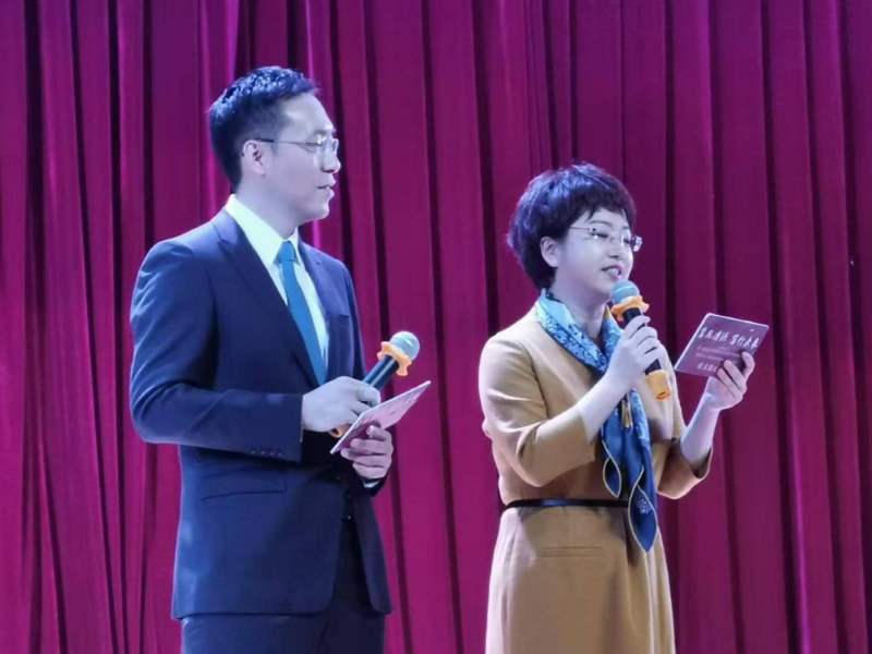 联欢会由来自一班的陈星（教育部办公厅）、三班的多宏宇（中国地质大学）主持。