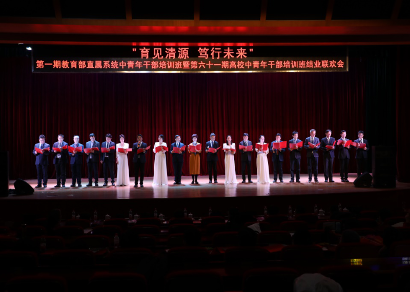 一班表演诗歌朗诵《青春中国》，青春激昂、热血澎湃。