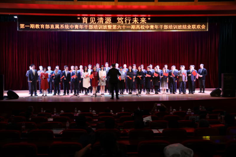 五班、六班合唱《我的祖国》，唱出了祖国母亲给予我们的温暖情怀和我们对祖国母亲的深情祝福。