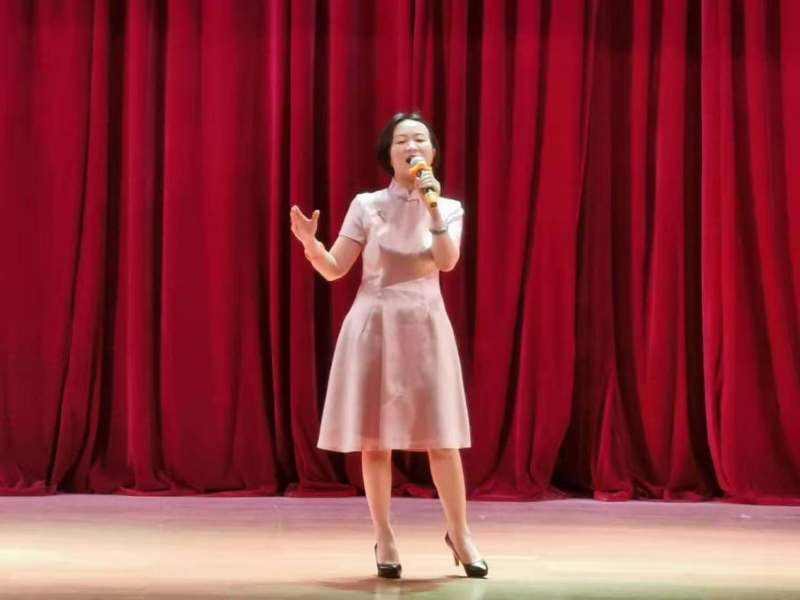 六班学员周娜（西藏大学）深情演绎《前门情思大茶》，宛如天籁，直抵内心。