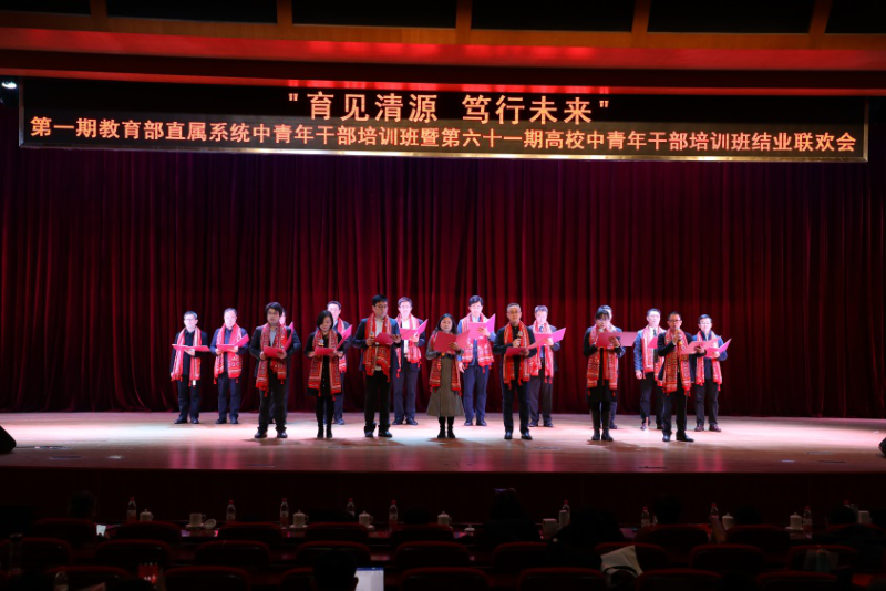 二班朗诵原创诗歌《金色的校园》，让同学们感怀9月初的烁玉流金仿佛还在眼前，如今已是冬日暖阳。
