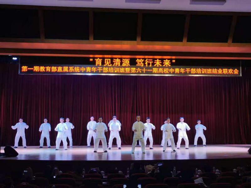 跨班晨练组带来八段锦表演，展现了他们培训期间强身健体的良好习惯和丰硕成果。