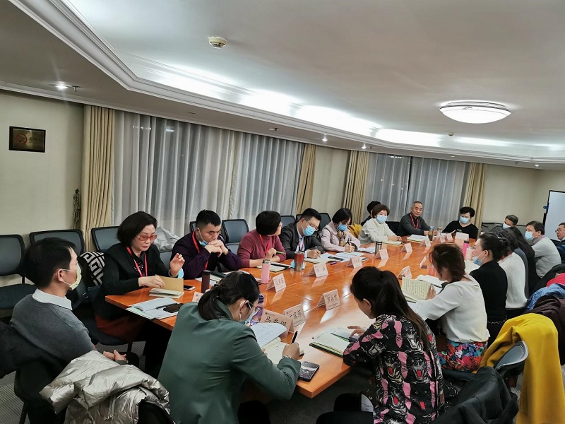 2020年12月8日晚，2020年全国中小学校党组织书记示范培训班学员围绕“新时代中小学校党组织书记角色定位与职责任务”开展分组研讨。一组全体学员在召集人首都师范大学实验小学党总支书记高艳带领下交流分享。