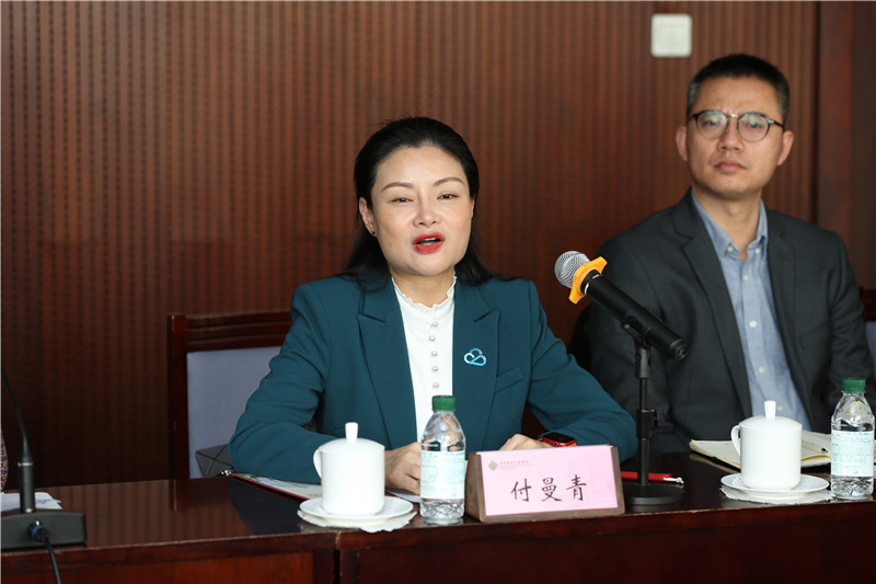 付曼青介绍了腾讯为政府、医疗、文旅、教育四个重点行业所提供的服务，特别是“腾讯教育”在人才培养、师资培训、教育大数据、智慧校园建设、腾讯课堂等方面与大学、职业院校及中小学的合作情况。她表示与国家教育行政学院的合作，腾讯一定会尽最大力量贡献技术和能力，助推教育培训事业发展。