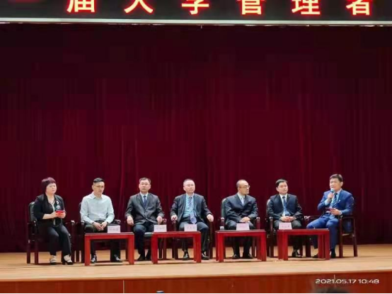 5月17日上午，第十一届大学管理者论坛在逸夫报告厅隆重举行。国家教育行政学院副院长于京天、进修部主任丁月牙出席论坛。第63期高校中青班、第62期高职中青班，第20期浙江高校中青班的全体学员以及班主任老师约200余人参加了论坛。论坛由63期中青班学员河北大学管理学院院长段洪波、南京信息工程大学自动化学院党委书记刘佳共同主持。