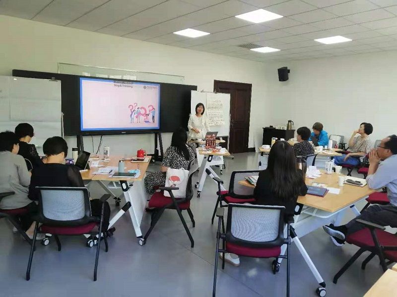 6月4日上午，我院邀请到了文华在线--东莞理工数字化课程中心负责人池素双老师，池老师在教师活动中心给我们带来了“团队建设及团队管理课程的培训实战经验分享”。