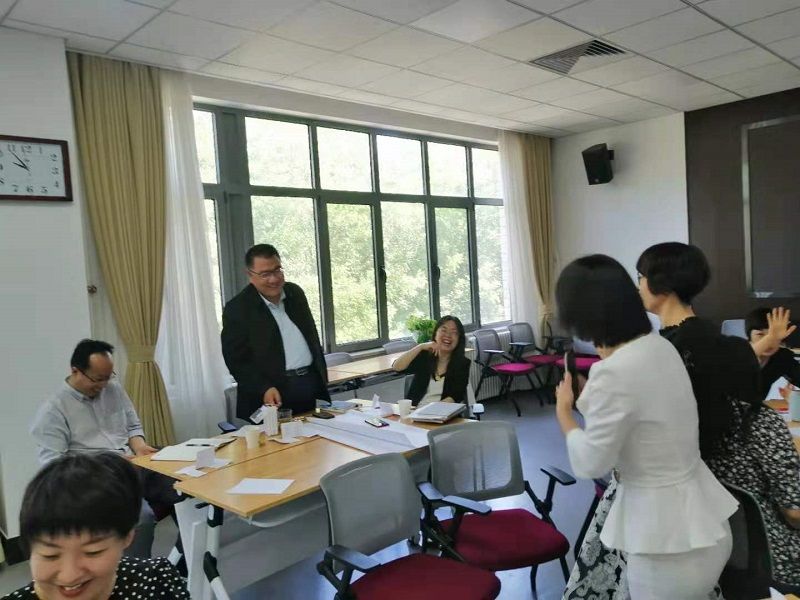 院领导韩旭、人事处杨罡处长、进修部丁月牙主任等几个部门的领导和老师以及学校管理教研部的老师们参加了此次会议。