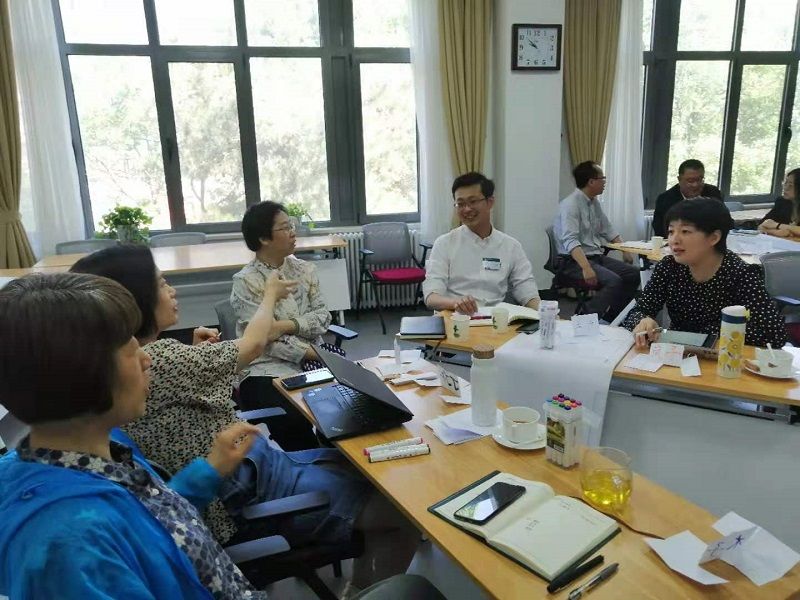 池老师还带来了“人大CMPM项目课程设计介绍”。在这个项目介绍中池老师从开学典礼、拜师仪式、破冰、班级成员介绍、班规制定、班委选举、给班委颁发证书、管理实践课程研究介绍等跟大家做了详细的分享。参会老师们把我们的班级管理与之相比较，受到很大启发，收获很多想法。