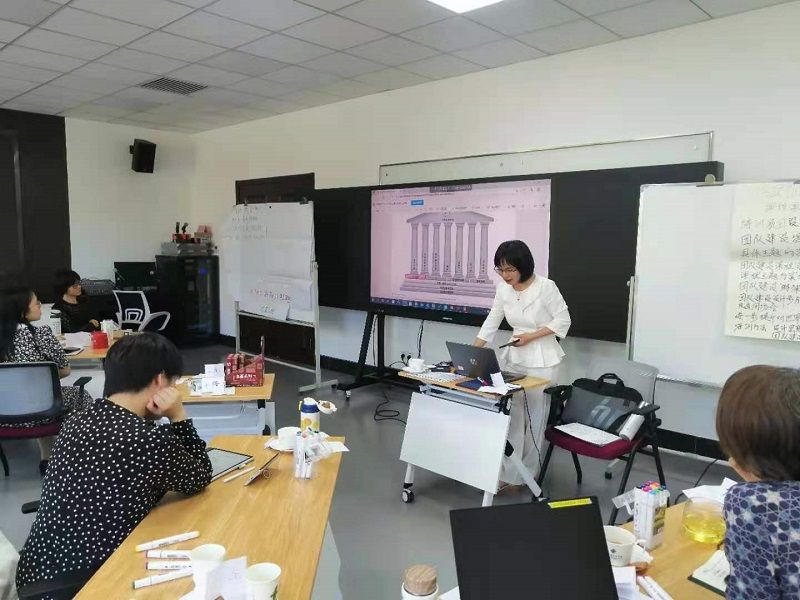 池素双老师曾在食品饮料行业工作12年：杭州娃哈哈集团工作9年；杭州可口可乐SCMC工厂工作3年。当天池老师给大家分享了“可乐TB课程介绍” “可口可乐TW课程介绍”。从团队协作到团队领导……池老师的课程吸引了大家，引发了大家的思考，课程中大家不时提出各种问题；池老师也从教学理念和自己的工作经验出发，从不同层面回答了大家的问题，课堂气氛活跃。