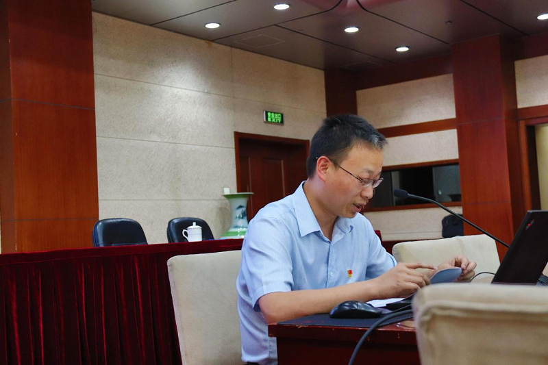 班级学习委员、天津师范大学社会科学处处长秦龙向大家介绍了自己致力于马克思共同体理论体系、人类命运共同体基础理论与实践、共同体理论与政治发展等学术研究成果。 班级学习委员、天津师范大学社会科学处处长秦龙向大家介绍了自己致力于马克思共同体理论体系、人类命运共同体基础理论与实践、共同体理论与政治发展等学术研究成果。