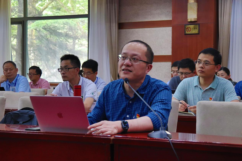 2021年6月28日下午,第六十三期高校中青班在校长大厦一楼敬业厅开展临时党总支活动,专题讨论高校中青年干部成长之道。临时党总支活动由总班长、首都医科大学基础医学院党委副书记、院长张晨主持。徐宏力、秦龙、李海梁和蓝汉林四位学员代表从教学、科研、管理等方面结合本职工作谈了各自的成长之道。 2021年6月28日下午,第六十三期高校中青班在校长大厦一楼敬业厅开展临时党总支活动,专题讨论高校中青年干部成长之道。临时党总支活动由总班长、首都医科大学基础医学院党委副书记、院长张晨主持。徐宏力、秦龙、李海梁和蓝汉林四位学员代表从教学、科研、管理等方面结合本职工作谈了各自的成长之道。