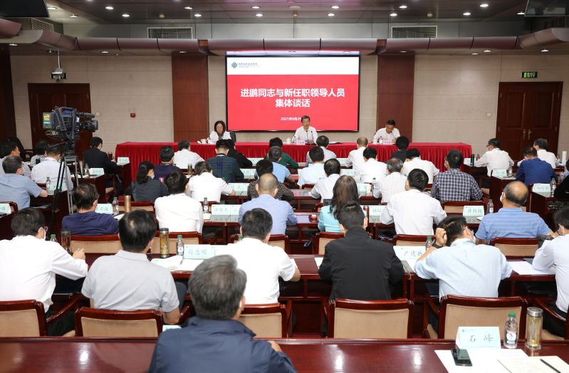 　9月25日至30日，“教育部直属高校新任职领导人员培训班”在国家教育行政学院举行。教育部党组书记、部长怀进鹏29日与67名参训学员进行了集体谈话。教育部人事司司长张东刚主持会议。国家教育行政学院党委书记、常务副院长侯慧君出席。
