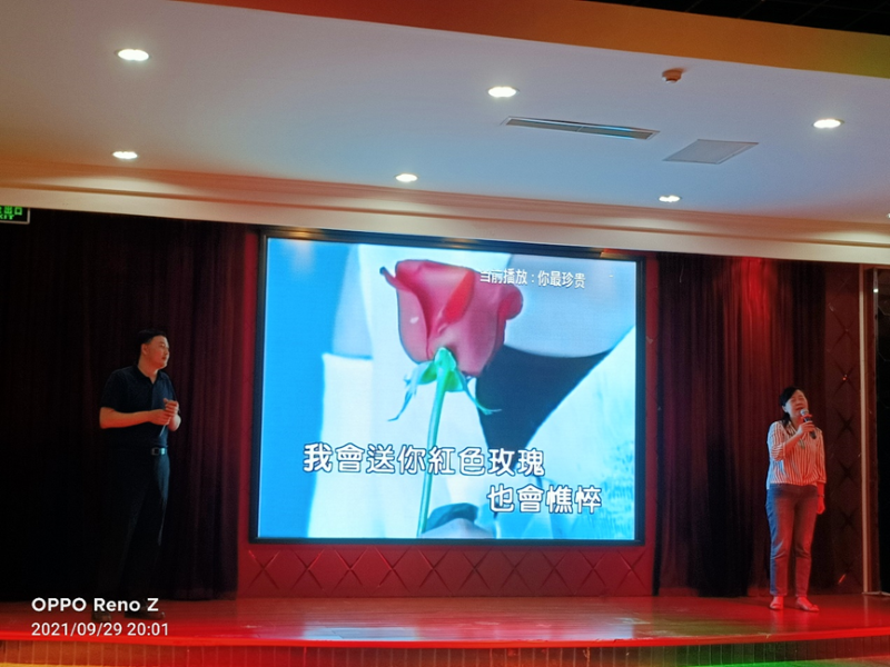 闫研、黄园演唱《你最珍贵》。