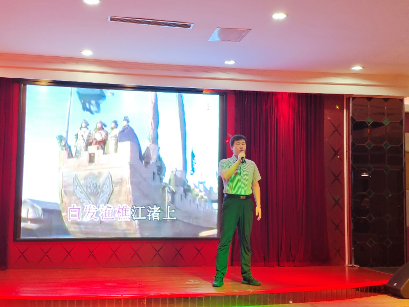 左唳鹤演唱《滚滚长江东逝水》。