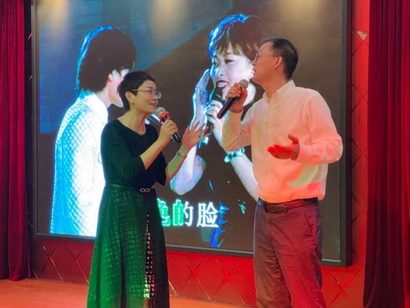 石慧霞、林立涛演唱《东方之珠》。