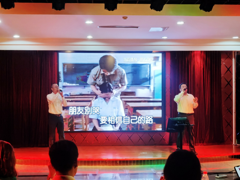 滕连帅、张万兴演唱《朋友别哭》。