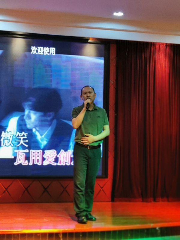 尹虔颀演唱《回家真好》。
