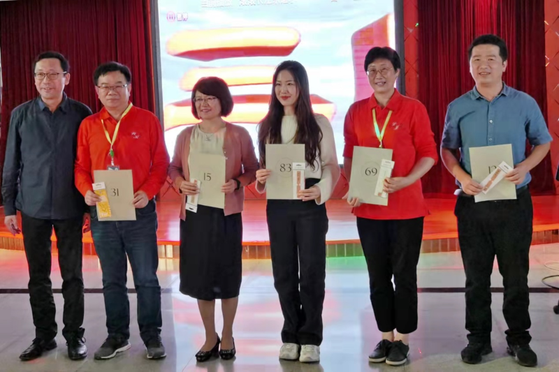 活动还设置了抽奖互动环节，共有15名学员成为幸运观众。图为第一批幸运观众。