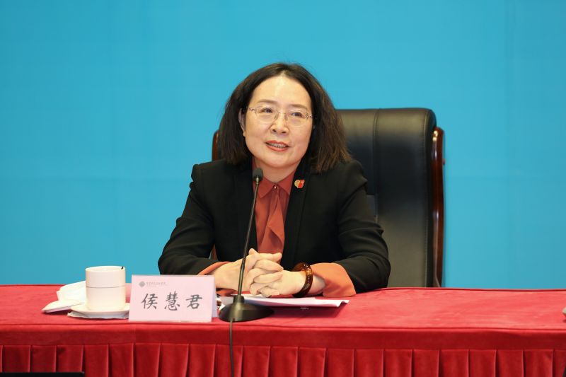 侯慧君同志首先代表国家教育行政学院致辞欢迎兄弟单位的同志们前来参加培训学习。她指出，在全党上下深入学习贯彻党的十九届六中全会精神之际，中国教育出版传媒集团党委组织全体党支部书记进行专题学习培训，展现出强烈的政治意识和高度的政治自觉。国家教育行政学院和中国教育出版传媒集团作为教育部重要的直属单位，长期以来相互支持、广泛交流，为贯彻落实党的教育方针和促进教育事业作出了积极重要贡献。她强调，学院党委高度重视本次专题培训，充分听取传媒集团党委关于课程设计的意见建议，多次与传媒集团党群工作部等有关部门协商，认真组织教学计划的制定，延请重量级师资，做好教学组织和服务保障工作，力求使学员政治能力上真正得到提升、培训真正取得实效。党支部书记是集团事业发展的中坚力量、是战斗堡垒的关键少数，希望同志们珍惜培训学习机会，进一步加深对六中全会精神和习近平总书记关于教育重要论述的理解和把握，通过本次培训进一步提高政治站位、理论素养和解决实际问题的能力，共同为推进教育高质量发展、建设教育强国砥砺奋进。