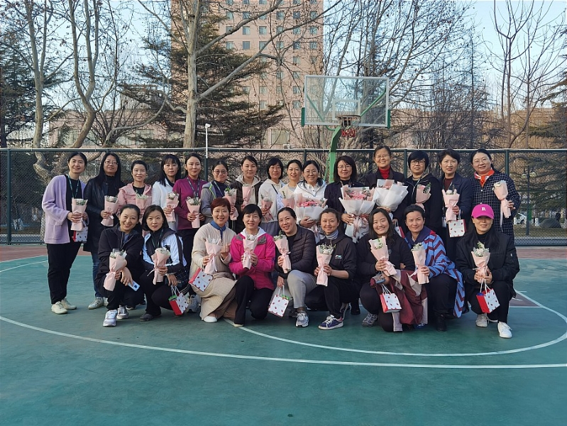 3月7日下午，在“三八”国际劳动妇女节即将到来之际，第65期高校中青年干部培训班班委会精心策划，广泛动员，在阳光明媚的篮球场举办了一场别开生面的趣味庆祝活动。四位班主任老师应邀和全体学员共同庆祝。