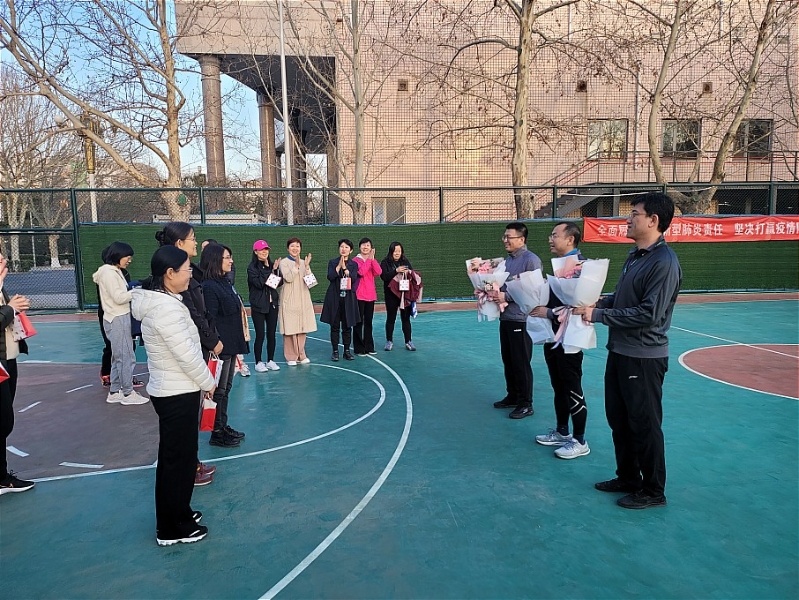 活动伊始，在大班文娱委员、西北民族大学舞蹈学院李琦院长带领下，大家做了充分而欢快的热身运动。在跑篮接力环节，全班同学随机组成4个团队，开展了紧张而热烈的篮球接力跑比赛，尽显巾帼风采。