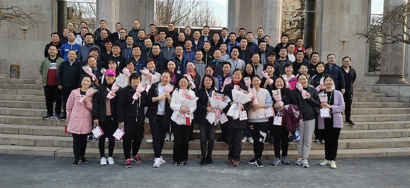 活动现场气氛热烈，充满欢声笑语。此次活动进一步展现了中青班昂扬向上的精神风貌，增进了大家的相互了解，提升了班级的凝聚力和向心力，为接下来的学习生活营造出良好的班级文化氛围。（供稿：中青班体育委员、华南农业大学团委书记 罗军；摄影：一班学员、山西师范大学党政办主任 石斌，一班副班长、河南农业大学文法学院党委书记 牛娟；审稿：班主任郭丽娟 赵玄）