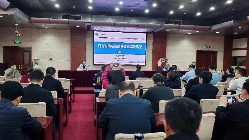 专题报告聚焦当前国际热点事件，通过生动鲜活的事例，从不同角度以开阔的全球视野、深厚的法治理论、严谨的逻辑思维，让学员们对当前国际形势有了更准确的认识，对法律专业领域知识有了更清晰的认知，对运用法治思维指导工作实际有了更直观的感受，受益匪浅。
初北平副校长兼任国际海事委员会执委、教育部高等学校法学类专业教学指导委员会委员，先后获得“第八届全国十大杰出青年法学家”提名奖，入选“国家百千万人才工程”，获得“有突出贡献中青年专家”荣誉称号，入选“交通运输行业中青年科技创新领军人才”，获评“辽宁省高校网络育人名师”。（撰稿：第67期高校领导干部进修班学员：福建技术师范学院党委副书记 林海峰；审稿：班主任：学校管理教研部 从春侠、田岚洁）
