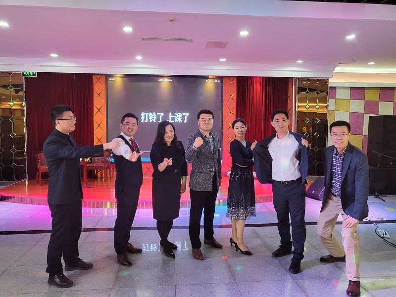 在影视艺术板块，赵玉新、周百顺、陈玳玮、牟子元、史青、佴康表演的根据影片《风声》改编的反映中青班学习生活的配音秀，让全场笑声不断，掌声不绝。