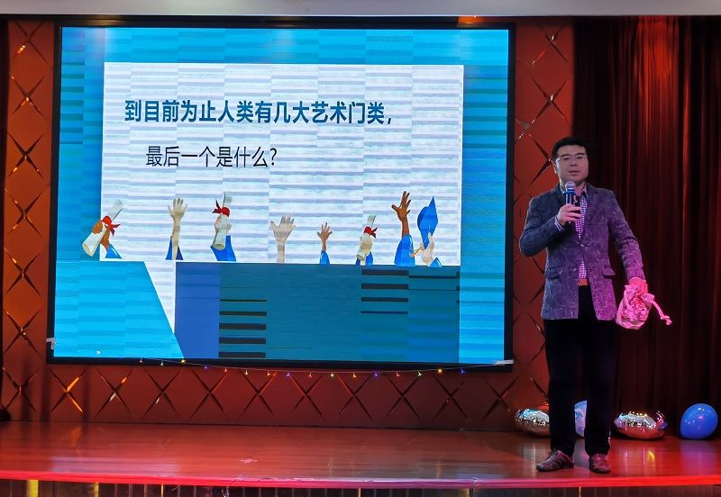 电影不仅是一门艺术，还是国家软实力的重要体现，在第一个版块“影视艺术”中，贾毅为学员普及了影视艺术的特点。他与张婷婷、马春来、李晓云通过视频播放和讲述的方式，与全体学员重温了新中国成立后70多年的光影岁月和红色电影的经典瞬间，追忆英雄的光辉形象。