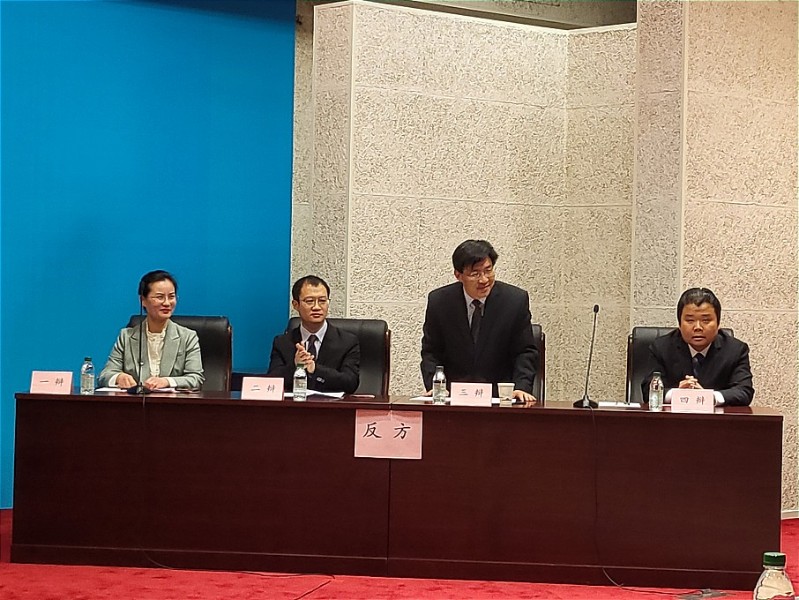 反方由三班和四班学员张绍磊、周红燕、廖志平、李军担任辩手，辩题为“人才培养中教育实施者宽比严更好”。