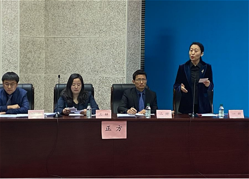 正方由一班和二班学员张婷婷、吴军明、佴康、杨庆担任辩手，辩题为“人才培养中教育实施者严比宽更好”。