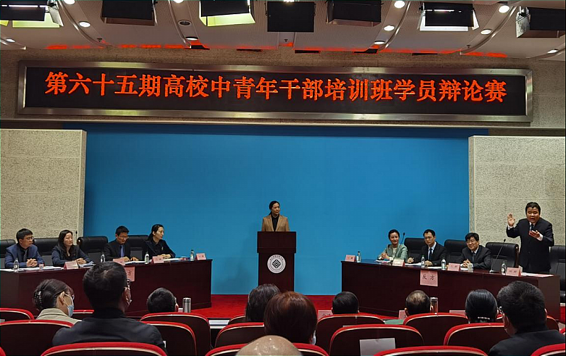 赛前双方进行了充分准备。现场播放了精心制作的此次辩论赛暖场祝贺宣传片。比赛开始后，双方经过立论陈词、立证陈词、自由辩论和总结陈词几个环节，陈述观点、论证充分、唇枪舌战、妙语连珠。尤其是自由辩论环节，短兵相接、激烈辩论、现场碰撞出思想的火花，台下学员老师们也全情投入，鼓劲加油，喝彩声、掌声、欢呼声此起彼伏，掀起辩论赛的高潮。