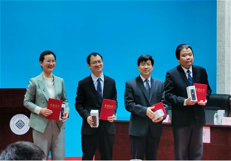 现场学员积极思考，深入交流，自觉投入到了对辩题“人才培养中教育实施者严与宽”问题的讨论中。最终以专家评委打分和全体学员投票的方式决定反方为获胜方，比赛现场举行了颁奖仪式。