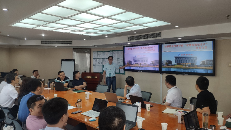 合肥职业技术学院教务处副处长（主持工作）窦红平作了题为《合肥职业技术学院智慧校园信息化经验交流》的专题分享。重点介绍了该校围绕智慧校园实施“六大建设工程”方案，精心打造“基础设施融合、智慧应用、价值提升”三大生态，逐步形成“开放、融合、创新、安全”的智慧校园生态体系。