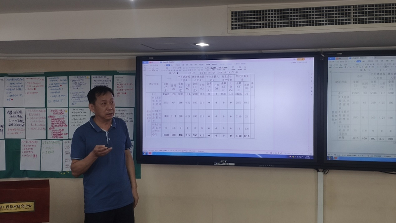 西安航空职业技术学院航空制造工程学院党总支书记韩东介绍了西安航空职业技术学院 “十四五”规划中数字化学校的建设情况。主要举措包括利用云计算、虚拟化和物联网等新技术将学校的教学、科研、管理与校园资源和应用系统进行整合，一网通办做前台，大数据中心做后台，建成“一张网，一朵云，一扇门，一中心”的智慧教学环境，从而实现智慧化服务和管理的校园模式。