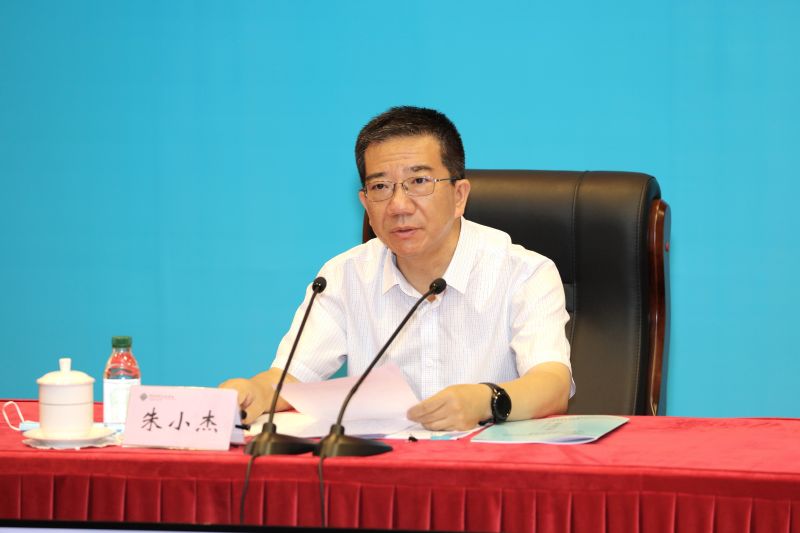朱小杰在讲话中强调，本期培训班是首次针对《中华民族大团结》教材使用举办的国家级培训班，课程紧凑丰富、示范意义重大。广大教师是学校铸牢中华民族共同体意识教育的实践者，要深化思想认识，深入学习领会习近平总书记关于铸牢中华民族共同体意识的重要讲话精神；要把握形势要求，全面增强使命担当；要找准角色定位，着力提高教育教学水平；要注重巩固拓展，发挥引领带动作用，不断增强育人的针对性实效性系统性。

在为期3天的培训中，学员听取了5场高水平的专家报告、组织了两次分组研讨，开展了说课成果展示。朱小杰司长还亲自来到学员中间，专门召开座谈会征求来自基层教育工作者的意见建议。