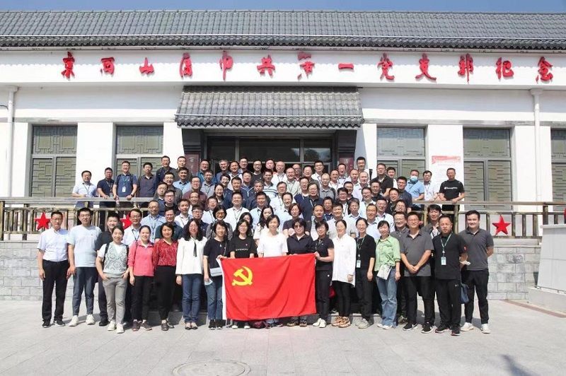 9月10日，第三期教育部直属系统中青年干部培训班暨第67期高校中青年干部培训班全体学员前往北京市门头沟区雁翅镇开展现场教学，进行党性教育，调研乡村振兴。