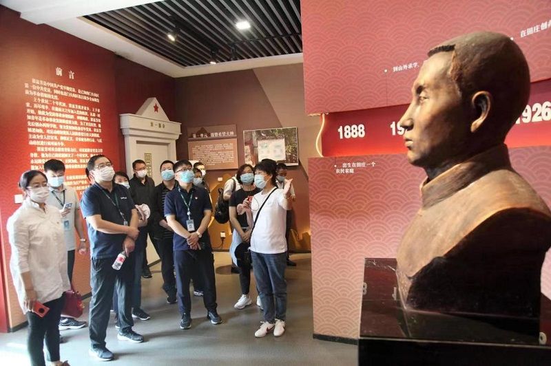 学员们在讲解员的带领下参观京西第一党支部纪念馆与诞生地遗址、京西第一位中共党员崔显芳纪念馆及其故居，受到了一次深刻的党性教育。