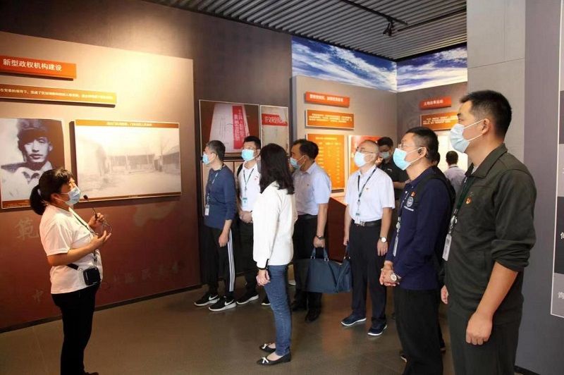 学员们在讲解员的带领下参观京西第一党支部纪念馆与诞生地遗址、京西第一位中共党员崔显芳纪念馆及其故居，受到了一次深刻的党性教育。