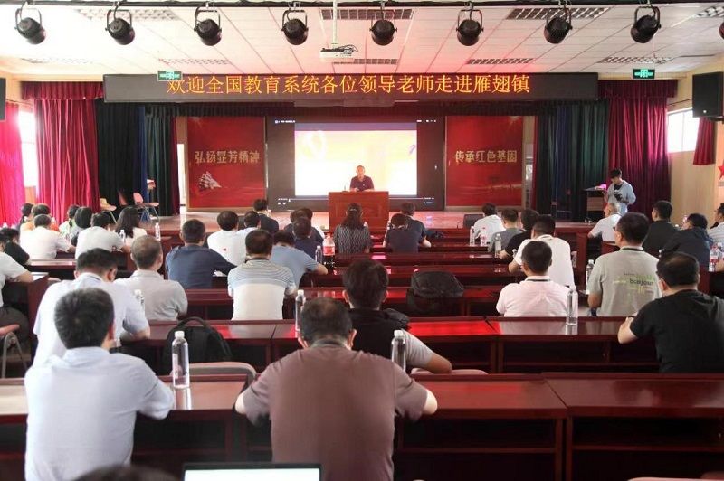 学员们聆听了雁翅镇田庄村党支部书记崔春洪同志“弘扬显芳精神、传承红色基因”的主题党课，与雁翅镇负责同志就打造山水雁翅、人文雁翅、生态雁翅，持续推进乡村振兴进行了深入交流，真切地体会到了党的十八大以来，在习近平生态文明思想指导下，各地践行“两山”理论、促进乡村振兴的实际成效。
（撰文：中青班学员、陕西师范大学党委常委、宣传部长马晓云；中青班学员、华东理工大学马克思主义学院党委书记、院长王爱祥；摄影：中青班学员，西北农林科技大学党委常委、组织部长孙马；审稿：分班主任、高校管理教研部 李秀坤）
