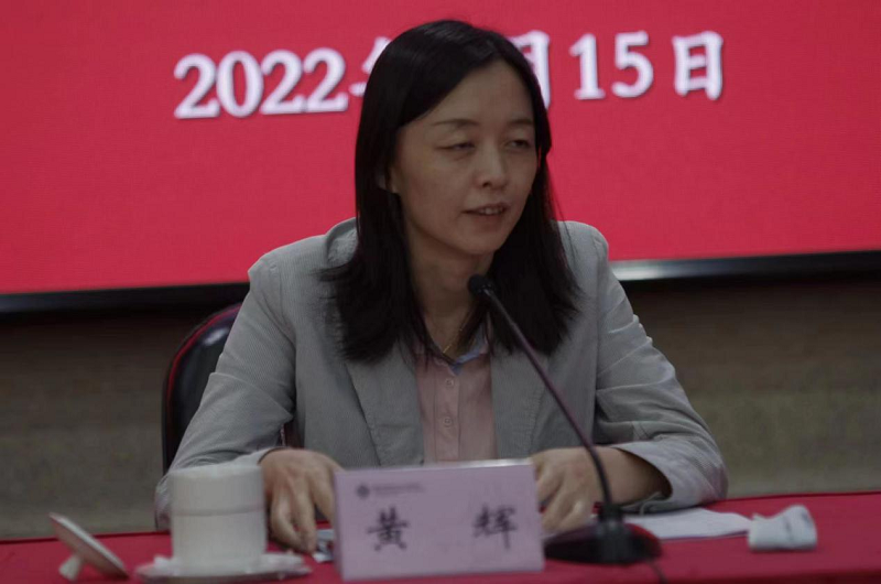 座谈会上，教育部职业教育与成人教育司的四位嘉宾首先简要介绍了各自处室的重点工作和下一步工作安排。黄辉介绍了加强职业教育教学标准体系建设、优化专业布局、深化培养模式改革、加强课程教材建设、强化实习实训管理等方面的工作进展，并指出标准体系建设是职业教育高质量发展的重要基础，教育部已经出台了学校设置标准、专业教学标准和实训教学条件标准等，还需要对标准体系进行顶层设计和完善。黄辉强调，稳步发展职教本科是当前的热点和难点，目前职教本科建设存在定位不清和政策堵点，需要进一步加强理论研究和实践探索，推动职教本科内涵建设。