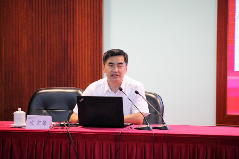 华中科技大学党委委员、物理学院党委书记张凯分享了他所在的华中科技大学物理学院把立德树人作为根本任务，认真落实“四个服务”培养目标，牢记为党育人为国育才的使命，推动学院事业发展的创新做法。
